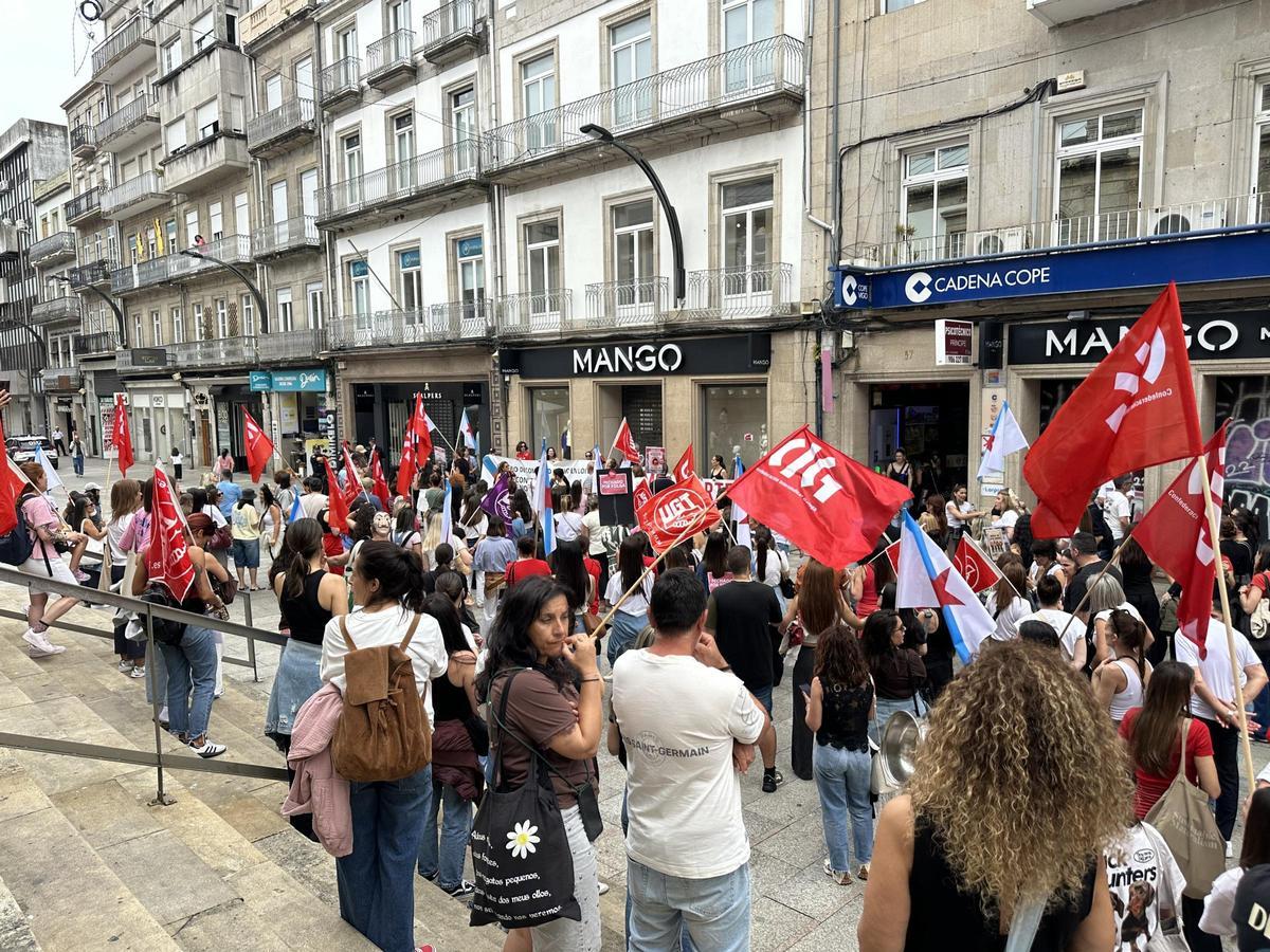 Un momento de la manifestación en Vigo en las tiendas de Mango en Príncipe
