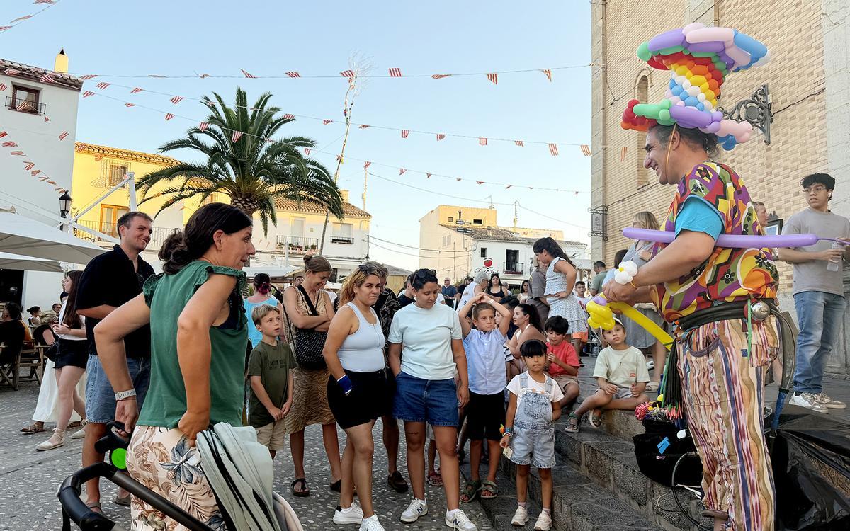 Antonio Becares genera expectación mientras crea esculturas con globos frente a la Iglesia de Nuestra Señora del Consuelo, en Altea.