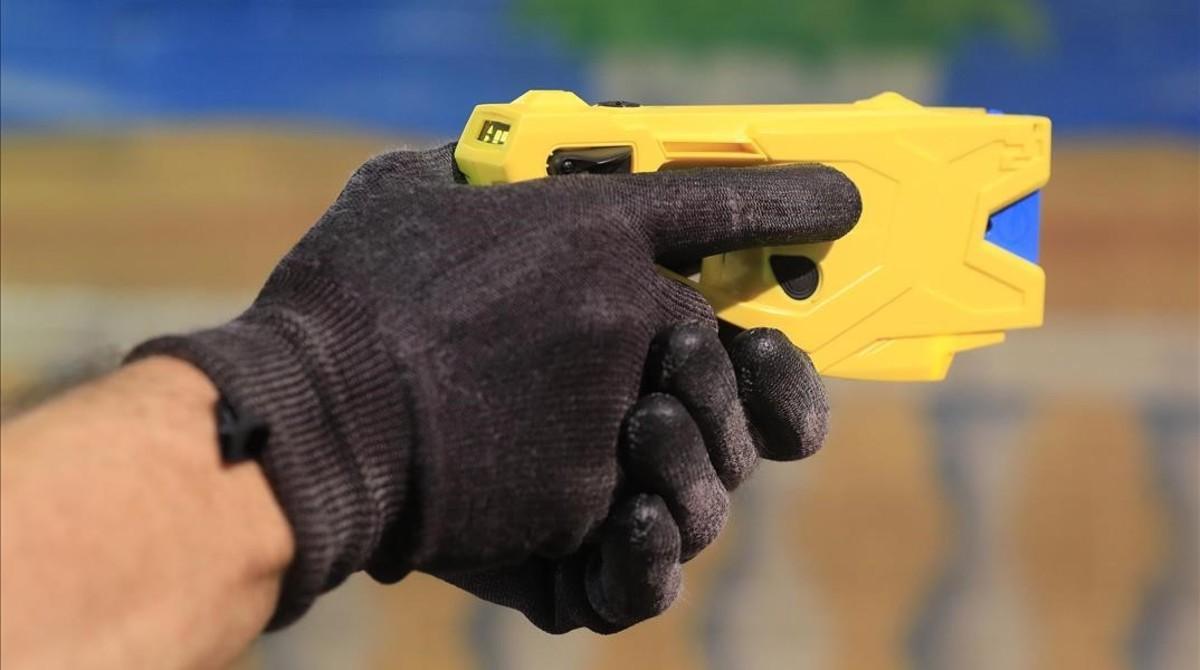undefined43884577 mollet 21 06 2018 pistola taser que utilizan los mossos d es180709212049 undefined43884577 mollet 21 06 2018 pistola taser que utilizan los mossos d es180709212049