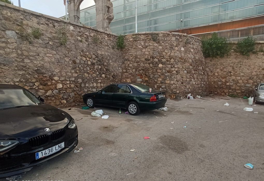 Así ha quedado la zona donde se ha llevado acabo el macrobotellón de Cartagena