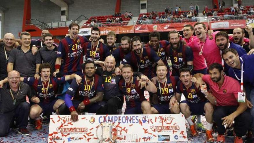 Jugadores y técnico del Barcelona celebran el título de la Copa del Rey de balonmano. // Juan Plaza