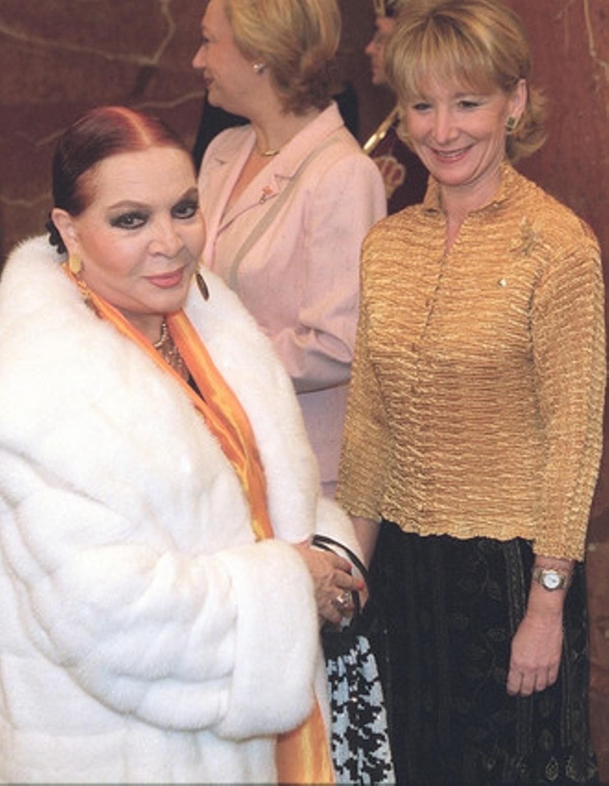 Sara Montiel amb Esperanza Aguirre durant els actes de celebració del Dia de la Constitució, el 2001.