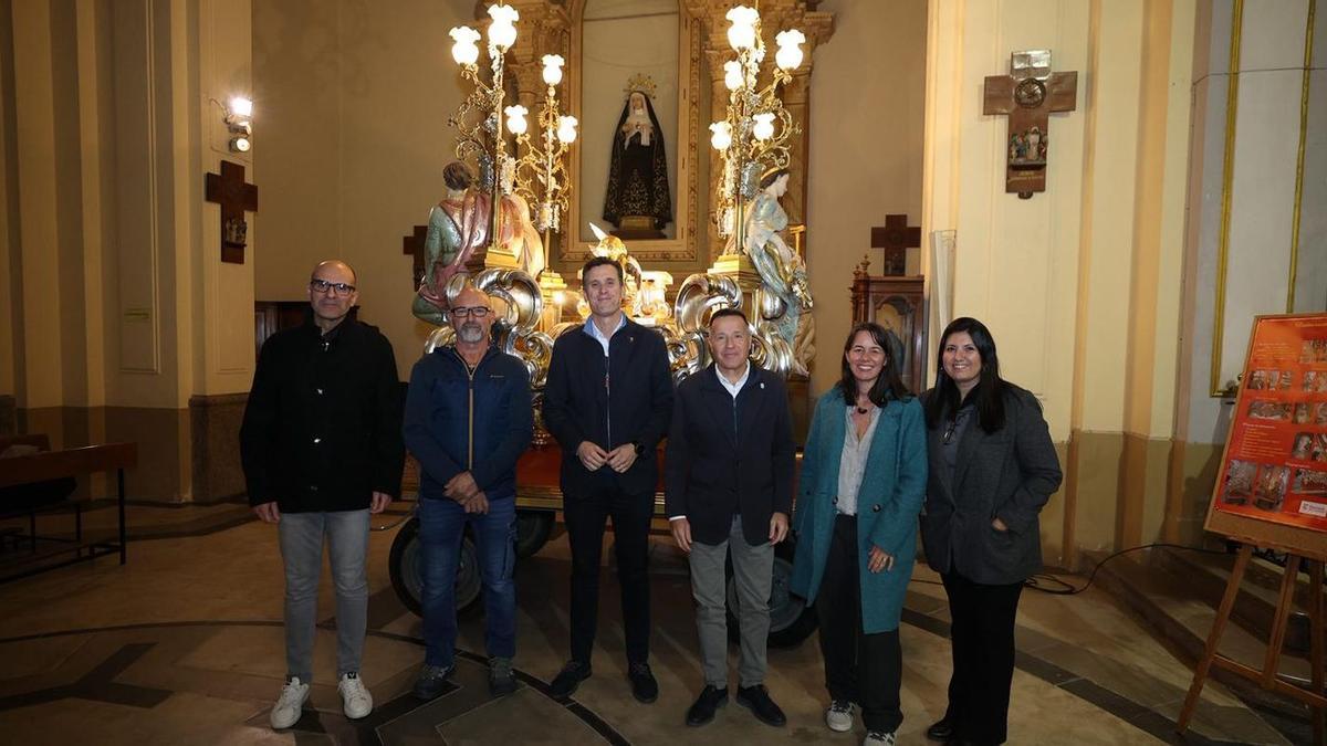 El alcalde de Burriana, Jorge Monferrer, ha sido testigo del resultado de la restauración de la peana de Sant Blai.