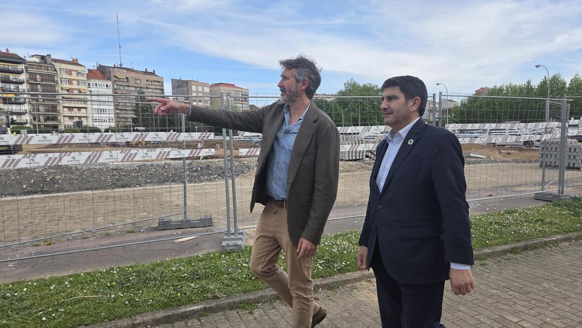 Varela y Pedro Blanco, durante la visita a la zona de obras en O Ramal.