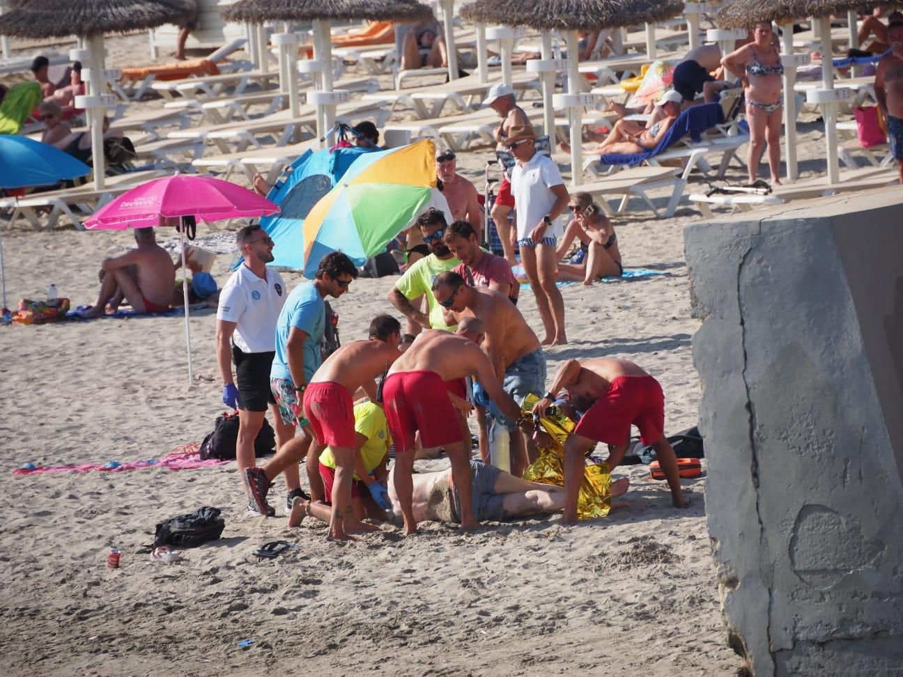 Socorristas reaniman a un bañista de 86 años en Peguera
