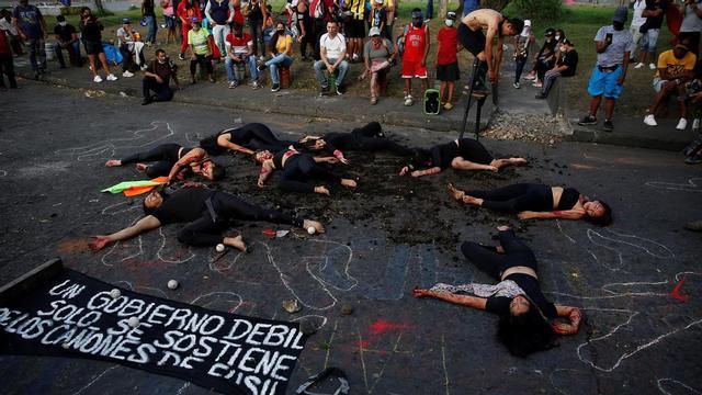 Personas participan hoy en el performance "¿Quién los Mató?", contra la violencia policial.