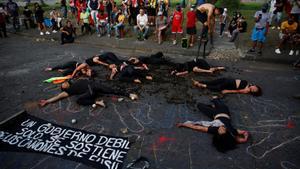 Personas participan hoy en el performance ¿Quién los Mató?, contra la violencia policial.