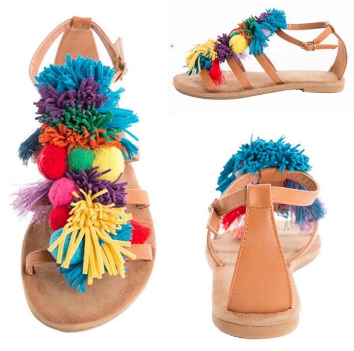 Sandalias coloridas DIY con pompones y flecos