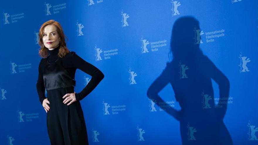 Isabell Huppert tropieza en la Berlinale