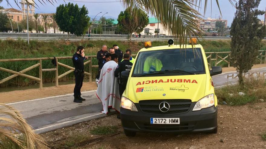 Una ambulancia atiende a los dos hombres