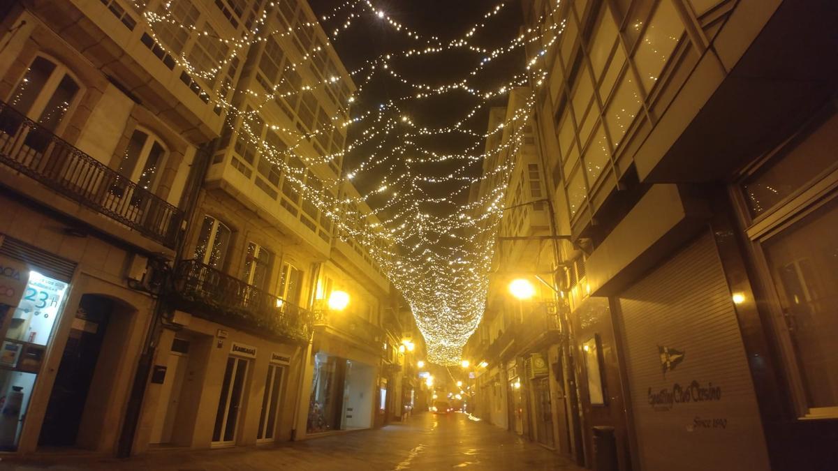 El alumbrado navideño, anoche, encendido en pruebas en la calle Real de A Coruña.