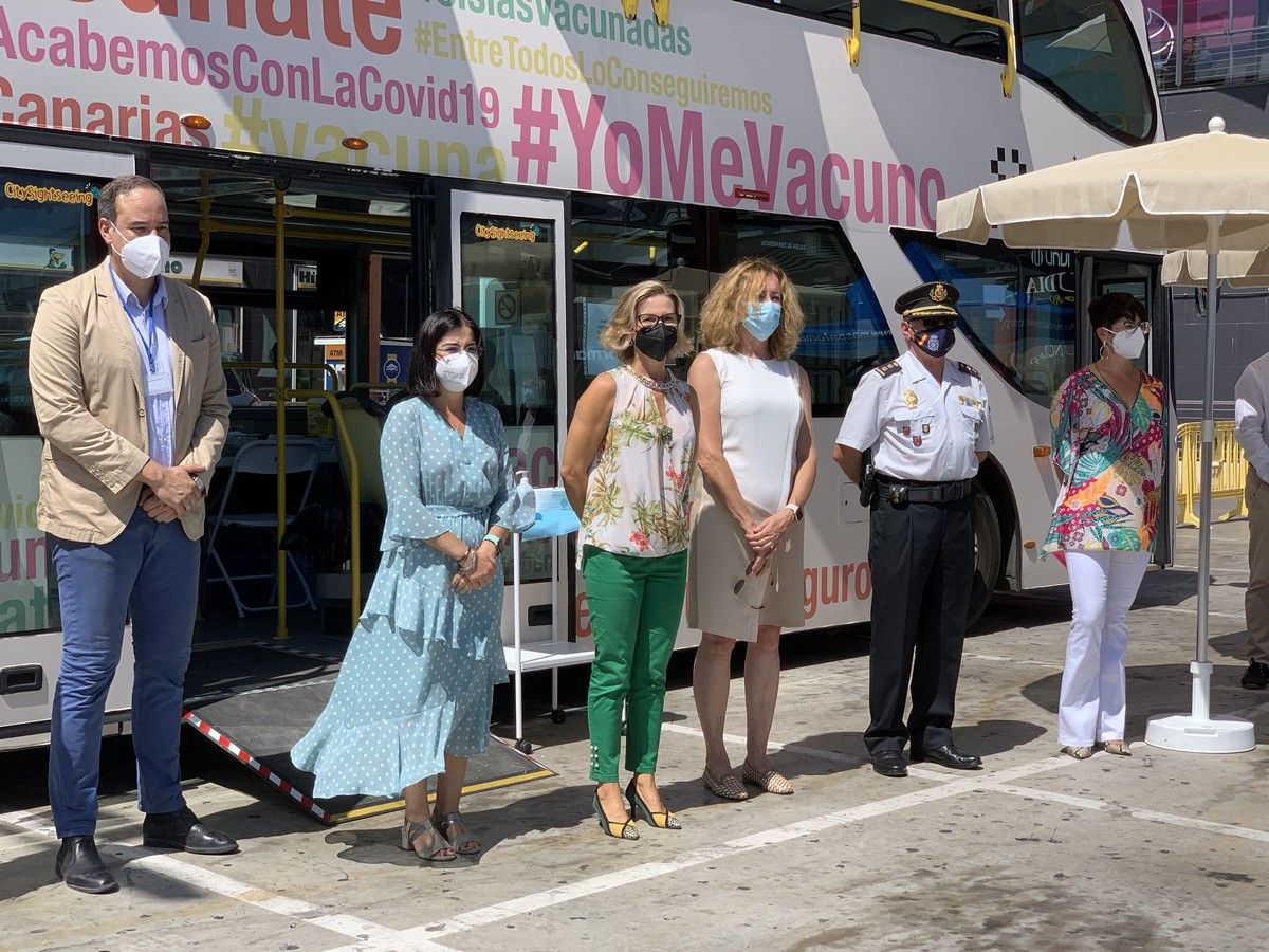 La ministra Carolina Darias visita una 'vacuguagua' en Gran Canaria