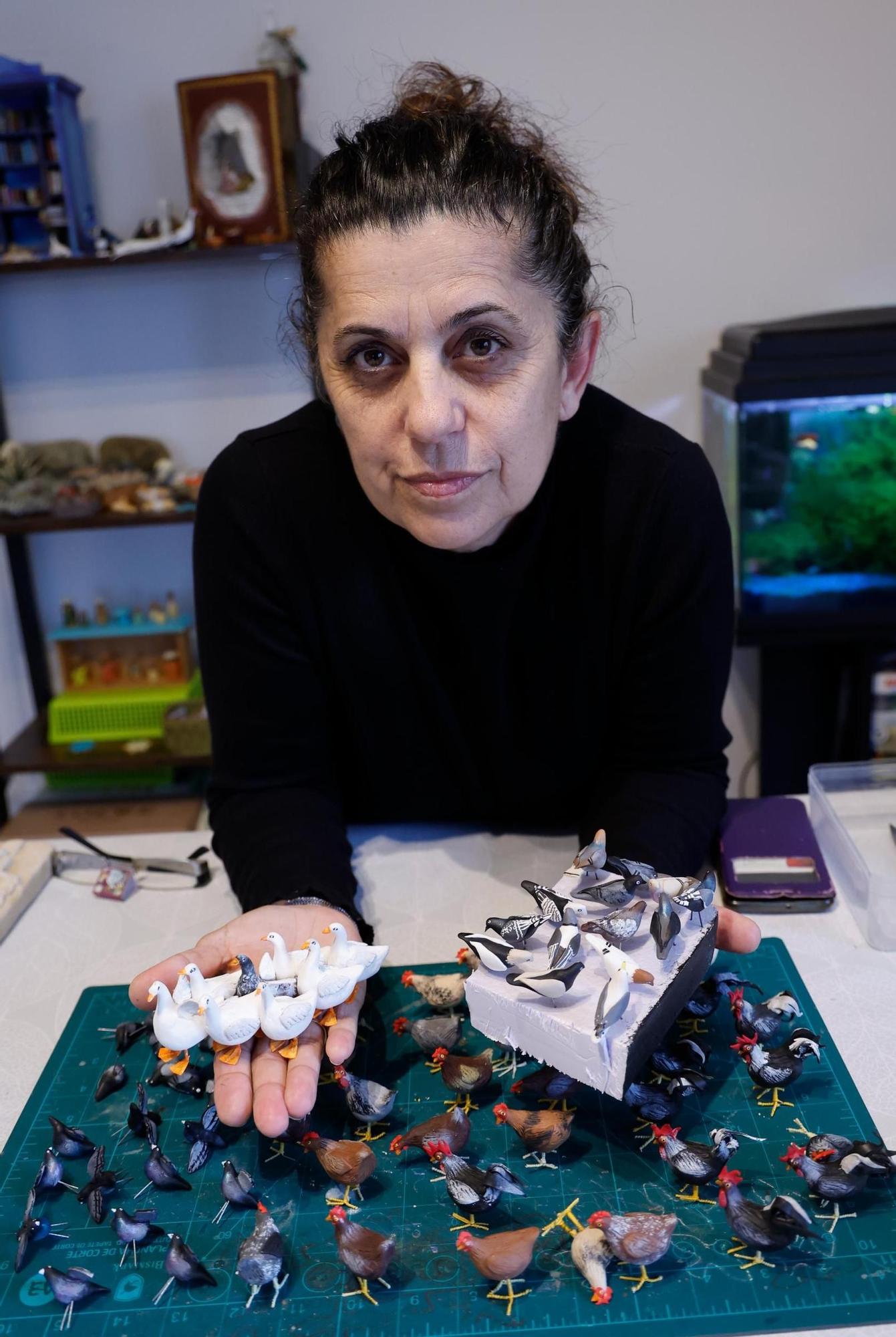 Lupe Soto elabora animales, frutas o libros en miniatura, personalizados y perfectamente legibles, desde recetarios de cocina a la colección de Harry Potter