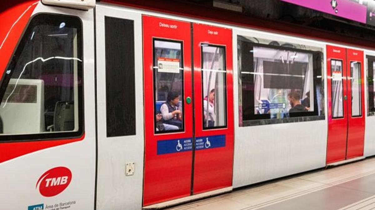 Metro de la L2 con las puertas rojas, esta semana