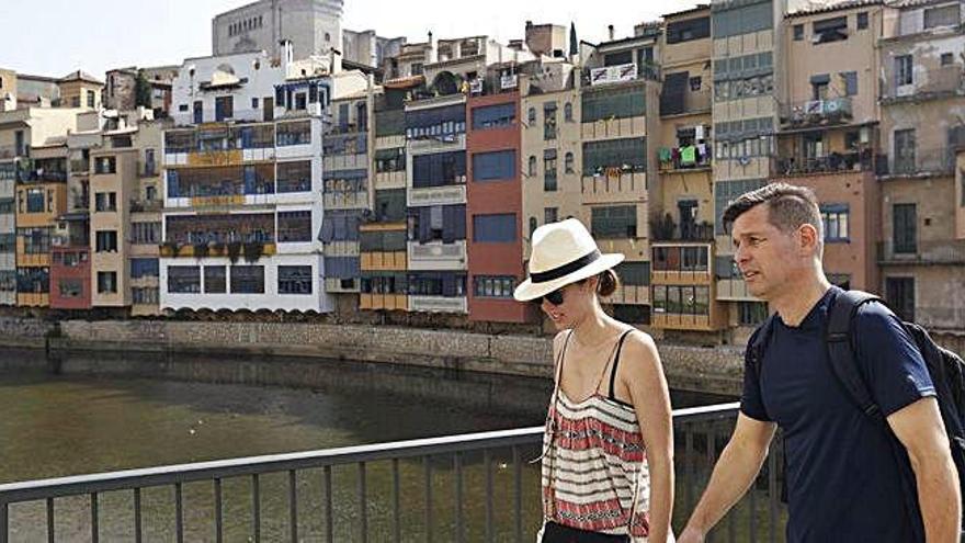 Dos turistes passejant per Girona en plena onada de calor.