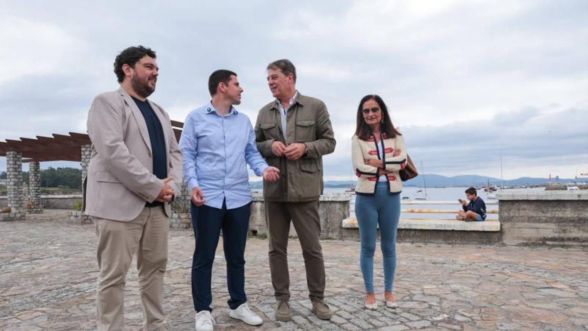 Visita de Besteiro al paseo marítimo de O Cantiño junto al alcalde, Luis Arosa.