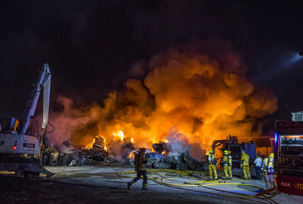 Incendio en un desguace de Torrellano