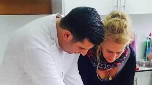 Miguel Álvarez enseña cómo hacer sushi.