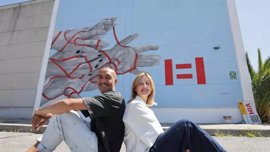 Marcos Puhinger pinta un mural en Bouzas para dar visibilidad a todos los avances científicos del VIH