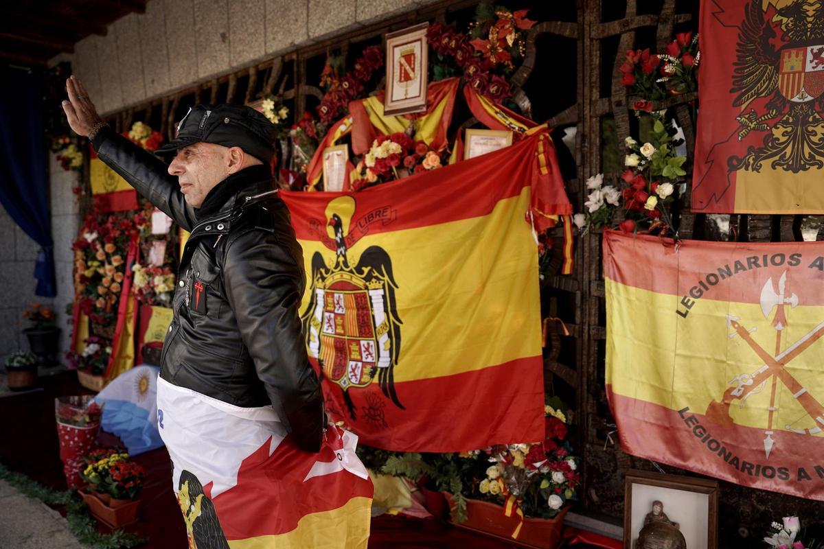 Acto en el cementerio de Mingorrubio, donde se encuentran los restos de Francisco Franco, en recuerdo del 50 aniversario de la muerte del dictador.