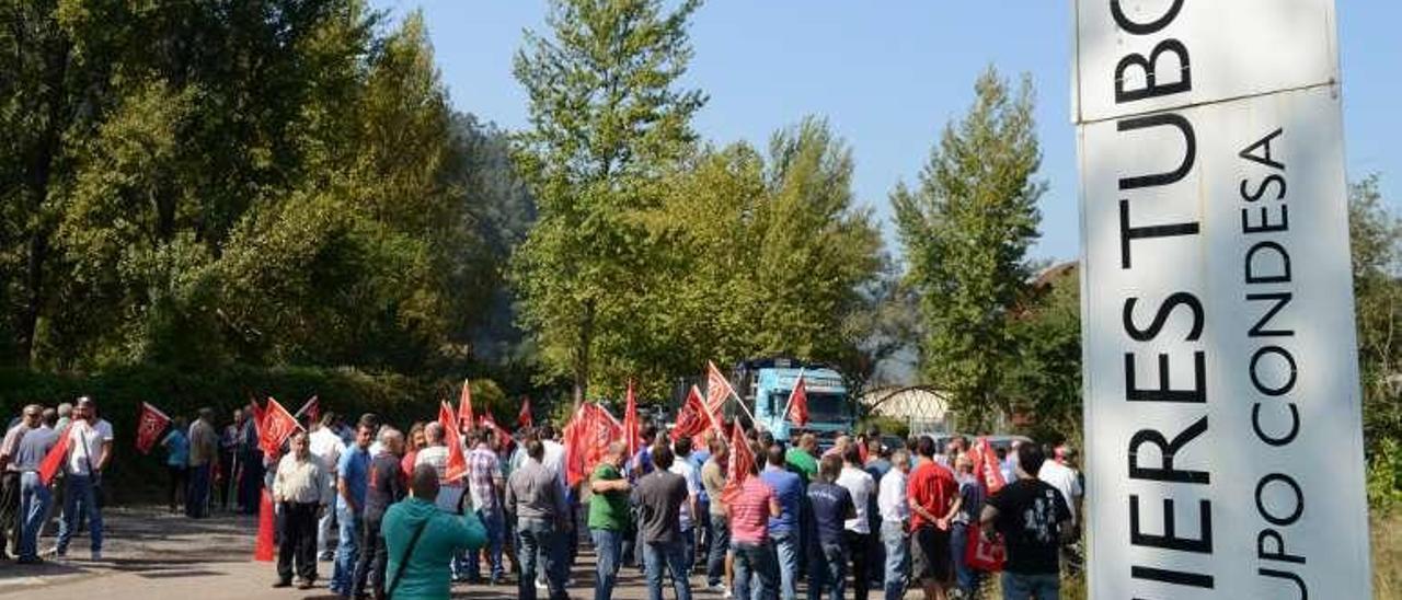 Trabajadores de Mieres Tubos, durante una protesta frente a la fábrica.