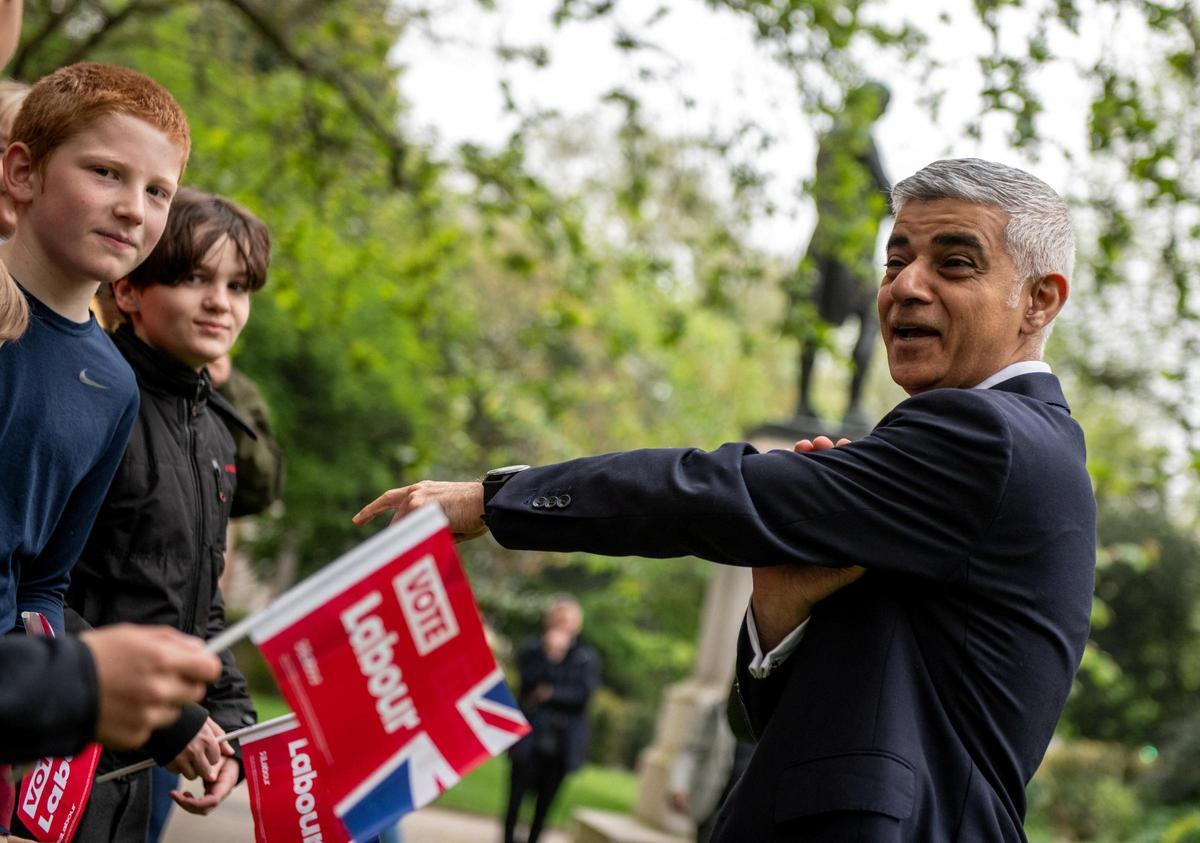 El alcalde de Londres, Sadiq Khan, durante un acto con seguidores, este lunes en Londres.