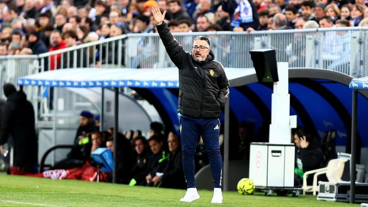 Néstor Pérez, segundo entrenador del Zaragoza, da instrucciones desde la banda durante el partido ante el Almería.