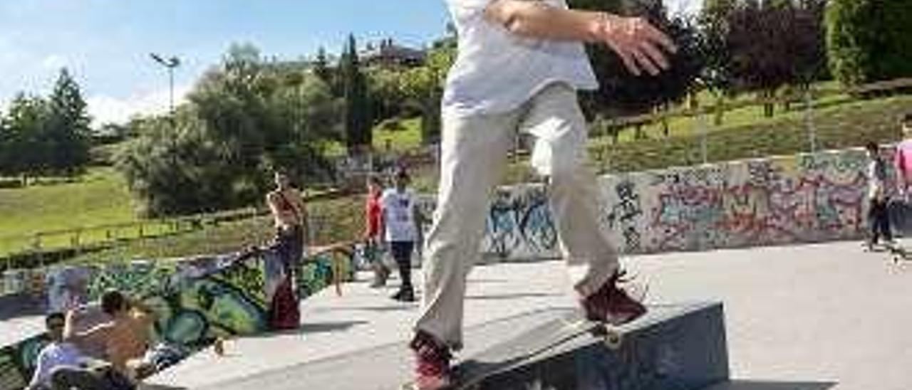 Uno de los usuarios del skatepark del Parque de Invierno intenta un truco.