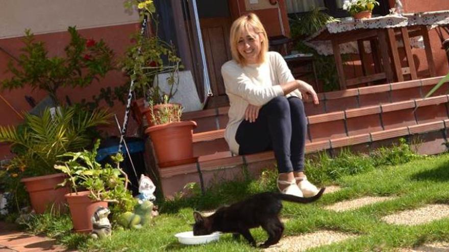 María José Camacho, con uno de los cachorros que aparecieron en su casa.