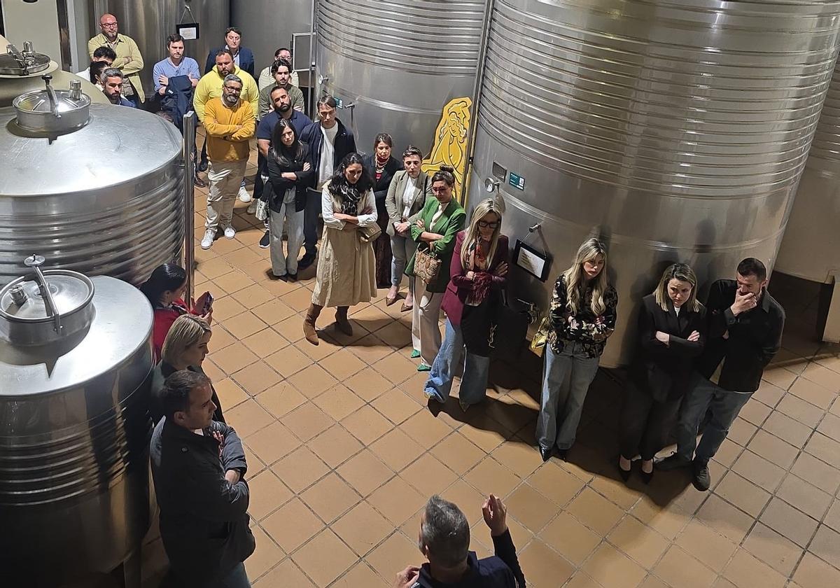 Algunos de los participantes en la visita a la bodega Eladio Piñeiro.
