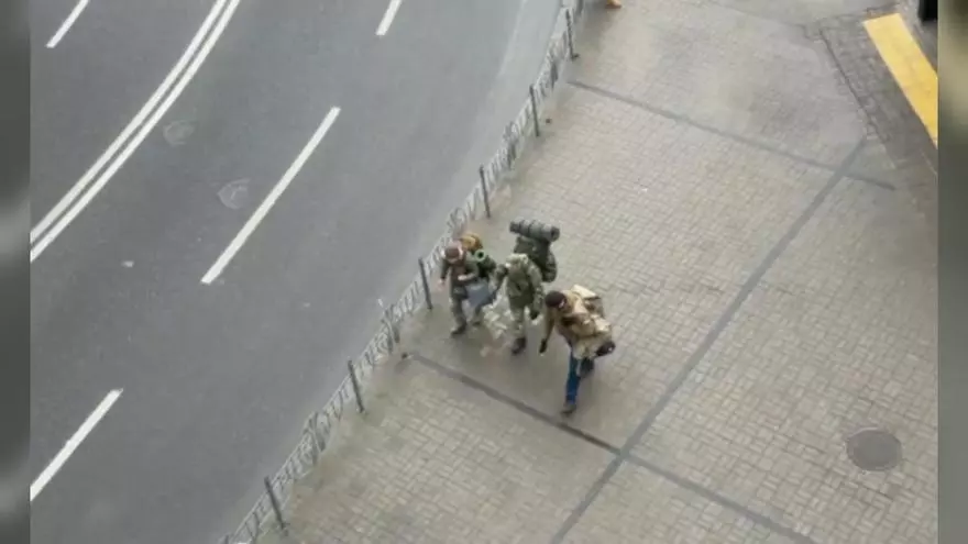 Tres militars caminant per Ucraïna