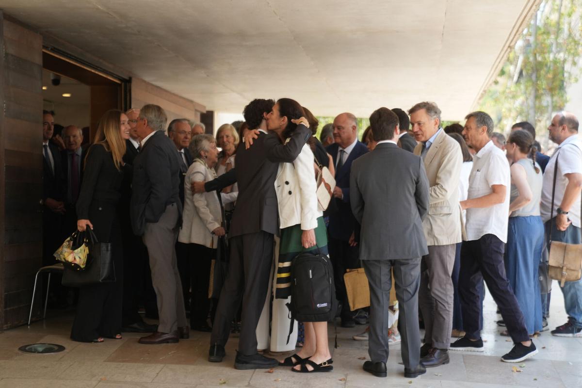 Amigos y familiares durante el funeral del expresidente de La Caixa Josep Vilarasau, en el Tanatori de Sant Gervasi, a 30 de julio de 2026, en Barcelona, Catalunya (España).