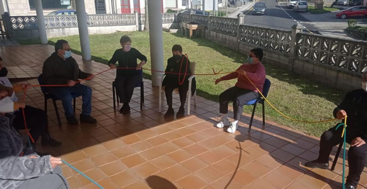 Un grupo de usuarios realizando una actividad grupal en el centro terapéutico de Cee. Foto: Afafes