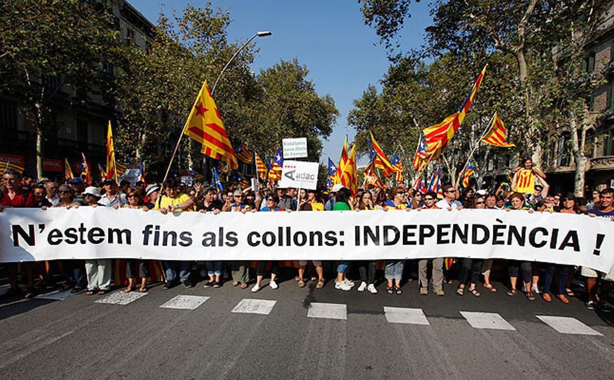 Una pancarta con el lema ’N’estem fins als collons: Independència!’ encabeza el inicio de una de las marchas