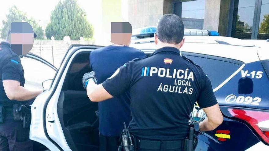 La Policía Local arrestó al individuo.