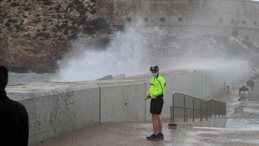 Olas de tres metros y viento de levante de fuerza 7 en el litoral murciano