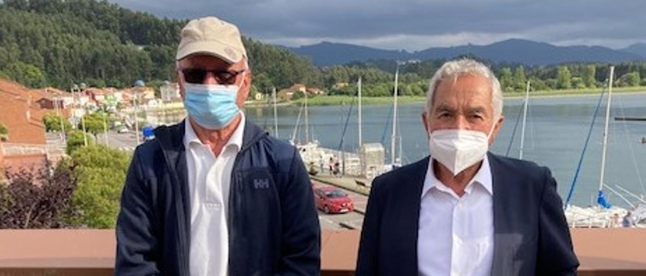 Ramón Fernández García y Jesús Gutiérrez Muñiz, “Suso”, ayer, en la terraza del edificio Puerta del Mar, con la ría del Nalón como fondo.