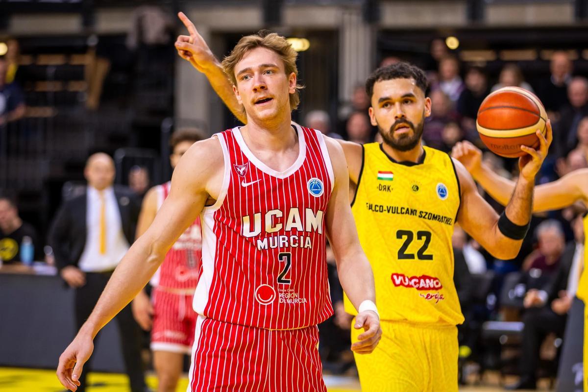 Sander Raiste, del UCAM Murcia, durante el partido en Hungría.
