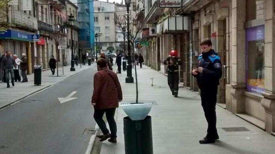 Un policía corta la calle Alfonso XII, ayer, durante la fuga. // D. Amoedo