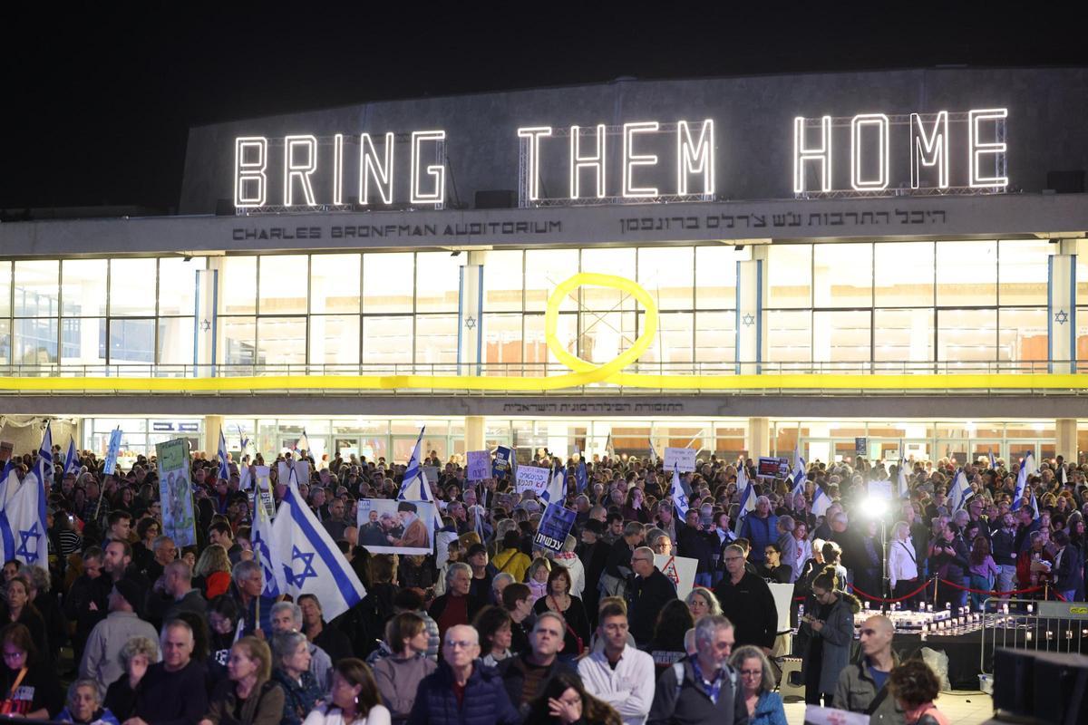 Familiares de los rehenes de Hamás protestan frente al domicilio de Netanyahu