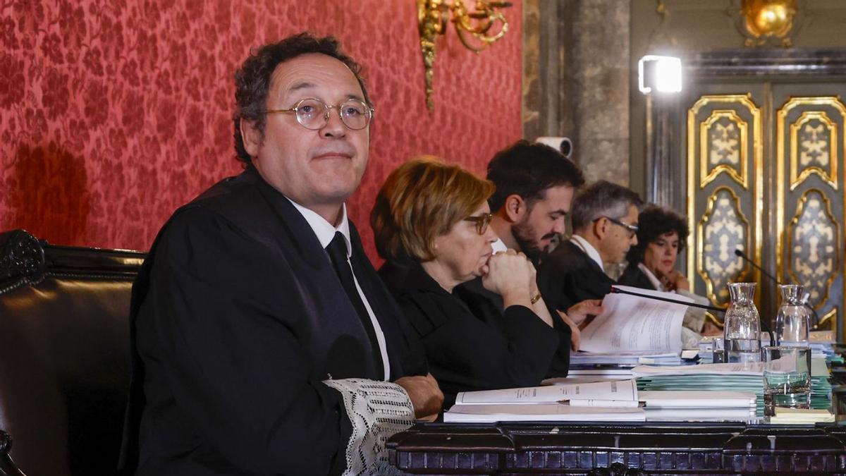 Álvaro García Ortiz pren notes en l’inici del judici al Suprem, el 3 de novembre.  |  J. J. GUILLEN / EFE