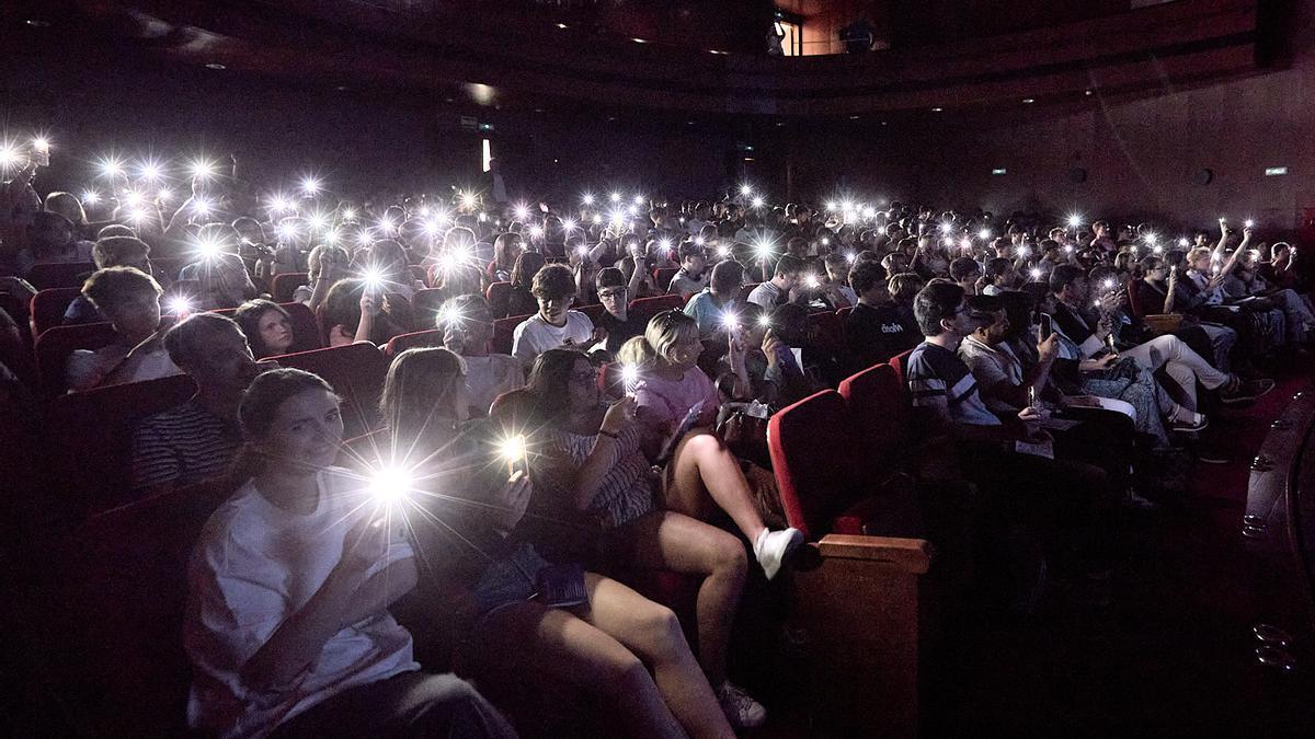 Asistentes a la charla de "Niñato" en el Teatre Serrano, con sus teléfonos móviles en la mano.