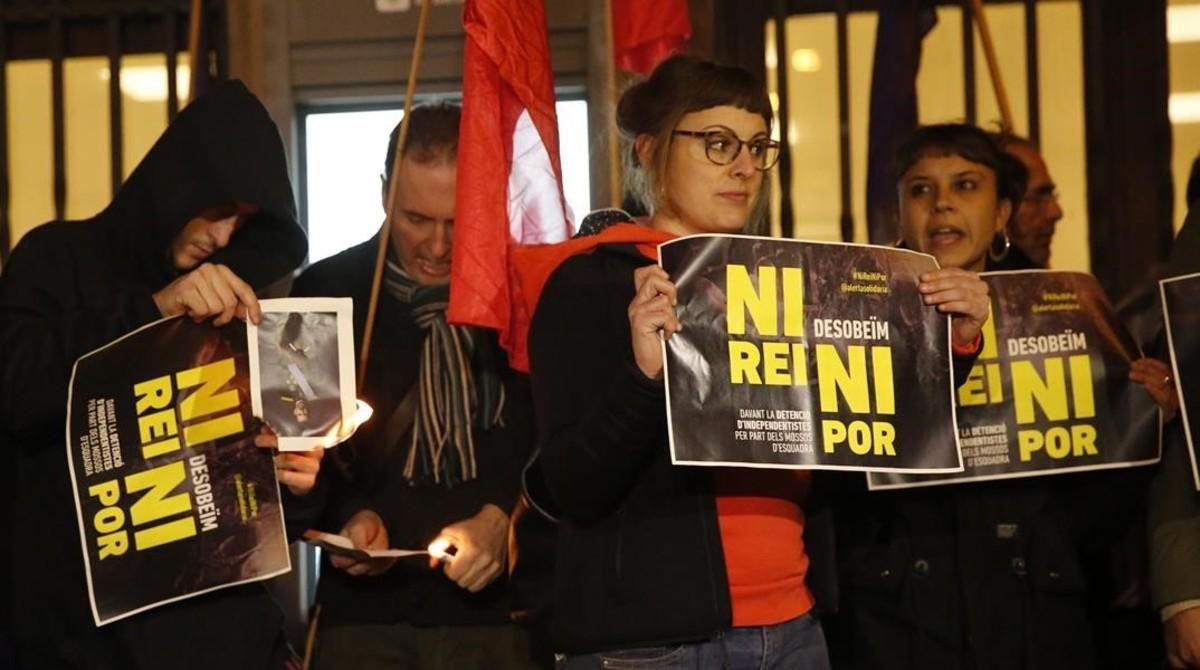 Concentración de la CUP en la plaça Orfila, contra las detenciones de hoy.