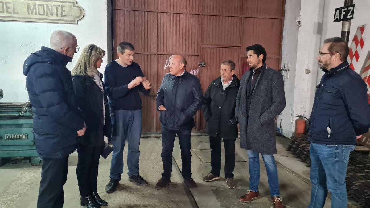 Parlamentarios del PP, con miembros de la Asociación Ferroviaria Zamorana, convocante de la concentración por la Ruta de la Plata