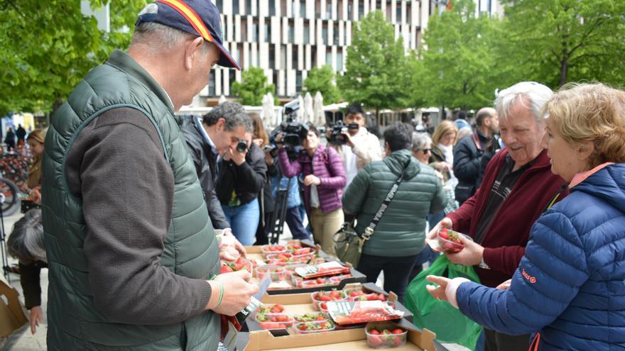 UPA reparte fresas en Zaragoza y recomienda &quot;mirar el origen&quot; a la hora de comprarlas