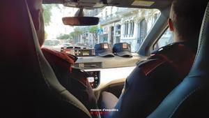 Una patrulla de Mossos en un vehículo policial