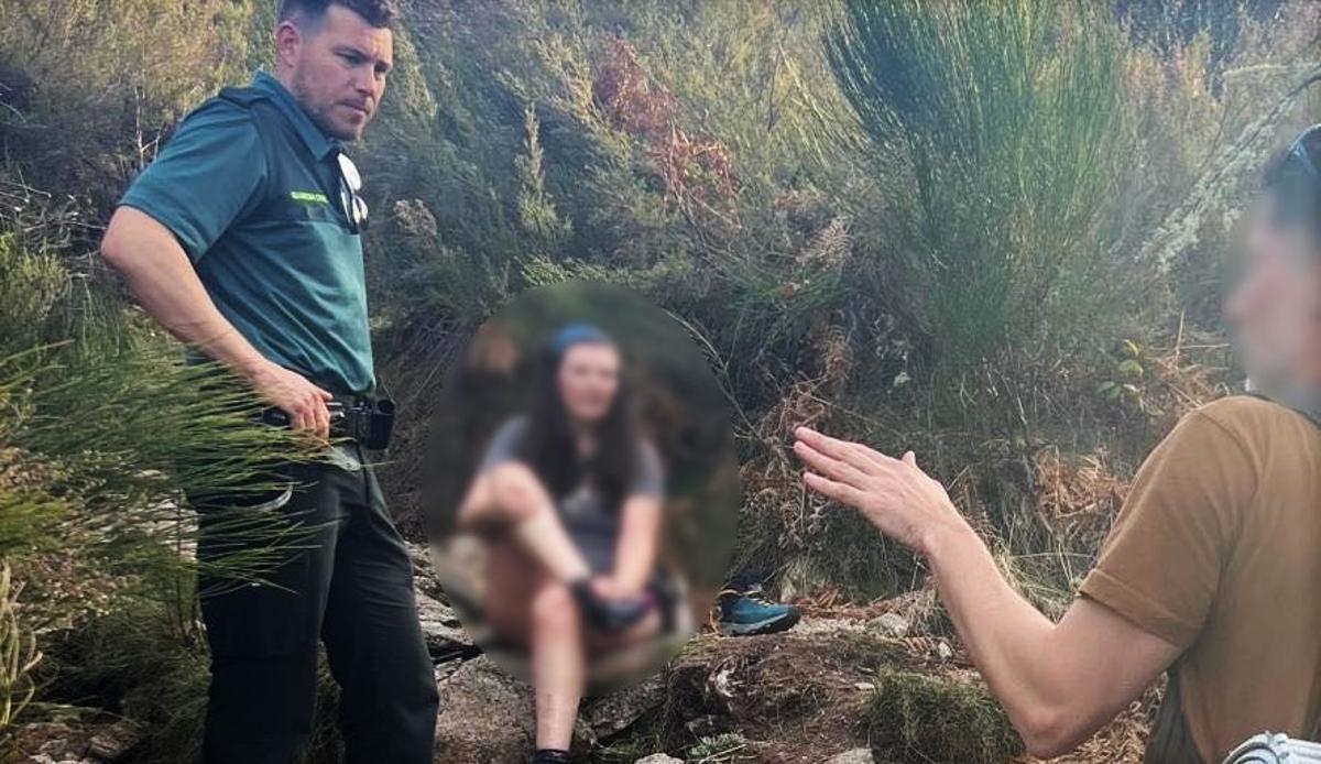 Un agente conversa con dos senderistas rescatados en Sanabria.
