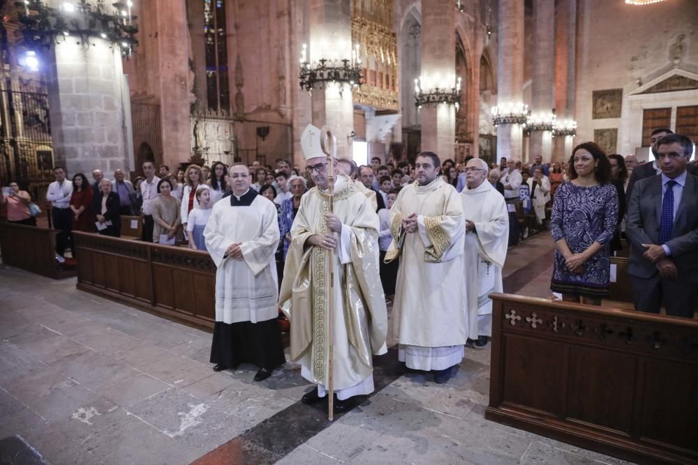 Miles de personas llenan la Seu para arropar a monseñor Vadell