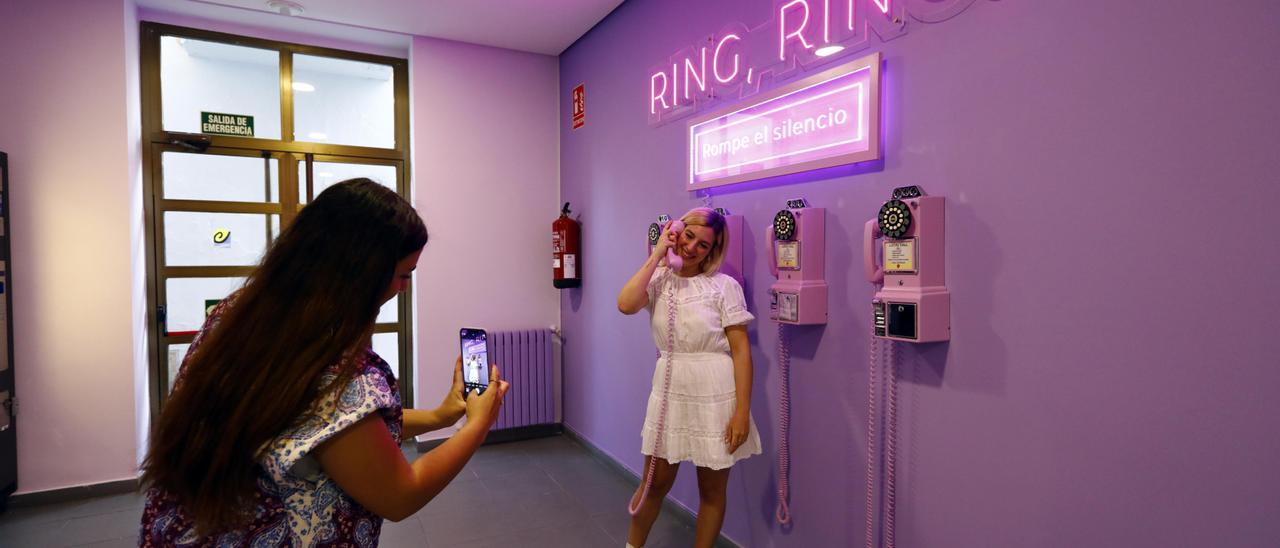 Una joven posa frente a la photocall de la salida de la sala de escape.