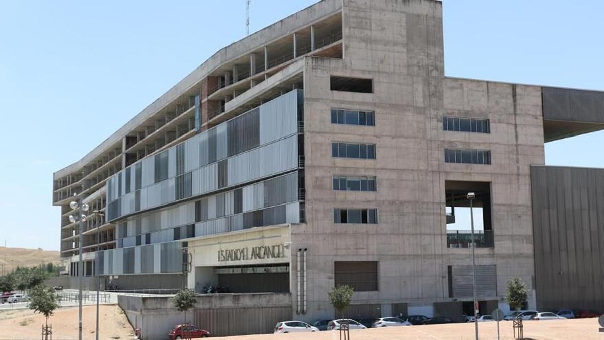 La fachada de Preferencia del estadio Bahrain Victorious Nuevo Arcángel, actualmente. La fachada de la grada de Fondo Sur de El Arcángel, también incompleta